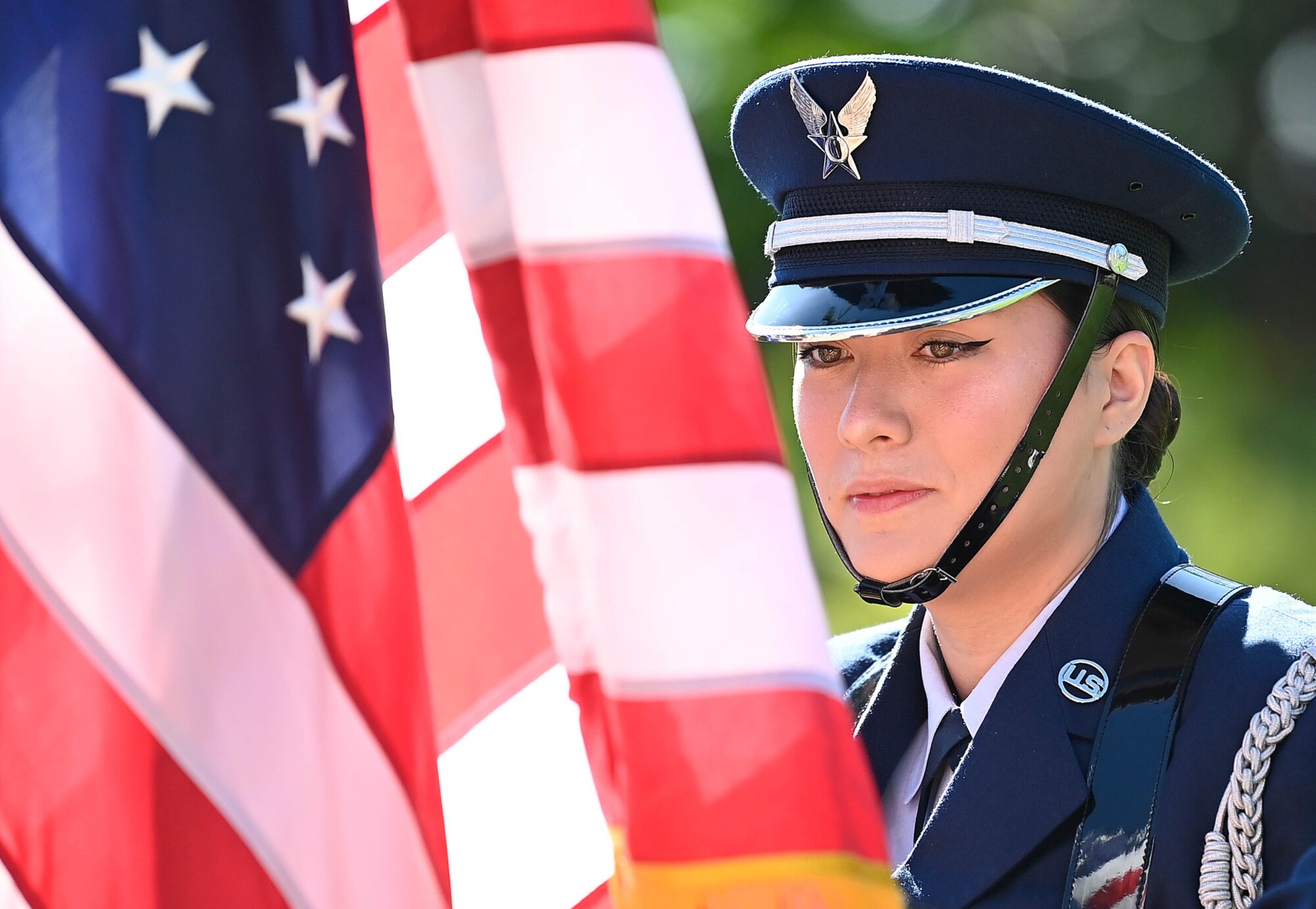La sargento Kayla Hendricks, de la Guardia de Honor de la Base Aérea Yokota de la Fuerza Aérea de los Estados Unidos, observa durante una ceremonia conmemorativa de la Segunda Guerra Mundial y la colocación de coronas de flores en el Parque Conmemorativo ANZAC en Townsville, Australia, el 15 de agosto de 2025. (Ian Hitchcock/Getty Images).