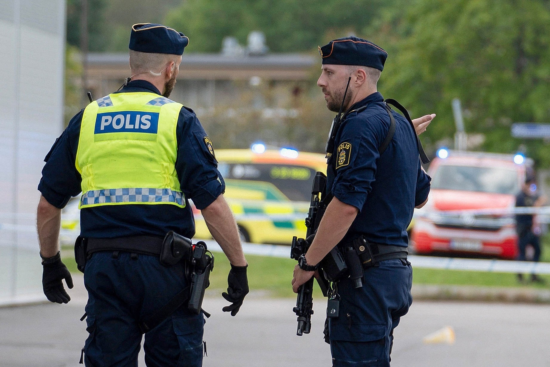 La policía trabaja en el lugar de los hechos, frente a una mezquita donde un tiroteo dejó varios heridos en Orebro, Suecia, el 15 de agosto de 2025.( Filip Gronroos/TT News Agency/AFP a través de Getty Images).