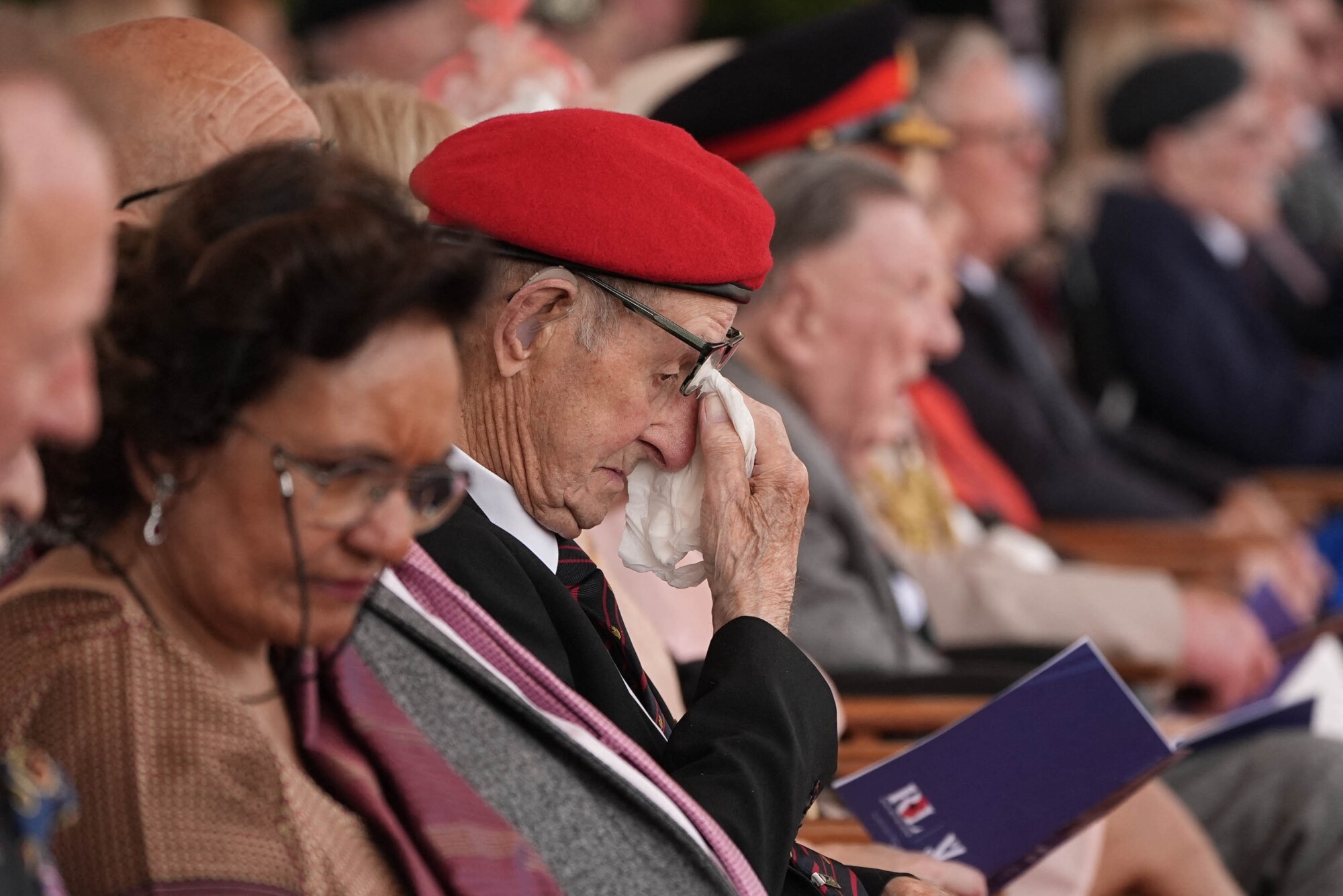 Un veterano se seca los ojos durante una ceremonia nacional en memoria del 80.º aniversario del fin de la Segunda Guerra Mundial en el Arboreto Nacional Memorial de Alrewas, Inglaterra, el 15 de agosto de 2025. (Aaron Chown/AFP a través de Getty Images).