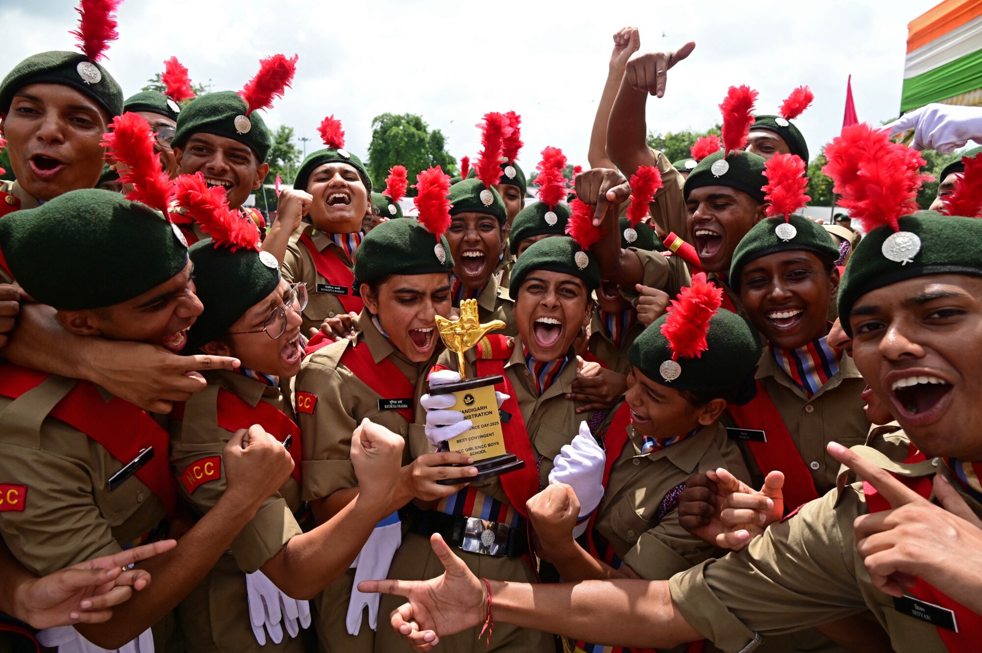 Miembros del Cuerpo Nacional de Cadetes celebran tras ganar el trofeo al mejor contingente durante las celebraciones del Día de la Independencia en Chandigarh, India, el 15 de agosto de 2025. (AFP vía Getty Images).