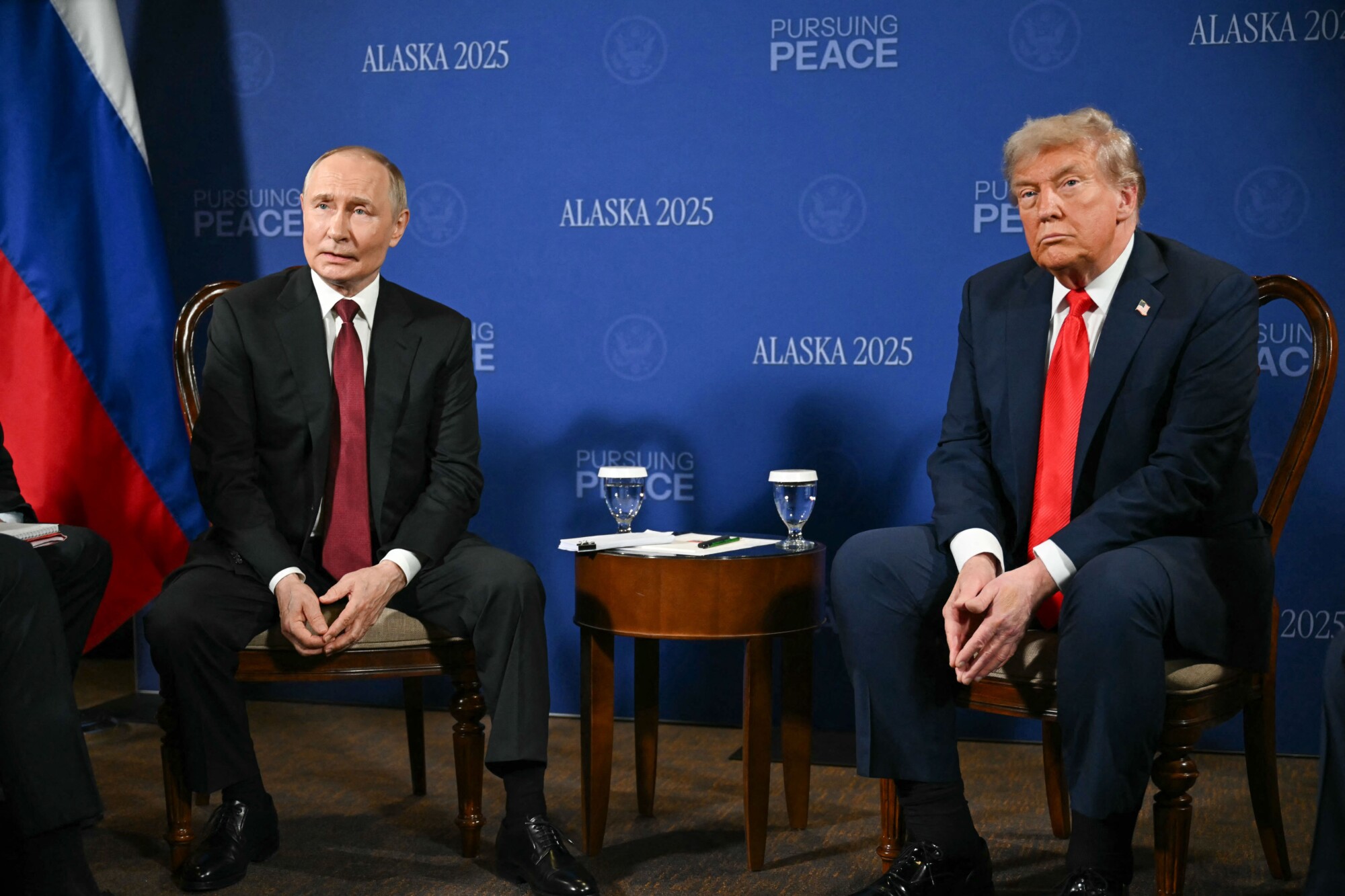 El presidente de los Estados Unidos, Donald Trump, y el presidente de Rusia, Vladimir Putin, ofrecen una rueda de prensa conjunta tras participar en una cumbre entre Estados Unidos y Rusia sobre Ucrania en la Base Conjunta Elmendorf-Richardson, en Anchorage, Alaska, el 15 de agosto de 2025. (Drew Angerer/AFP a través de Getty Images).