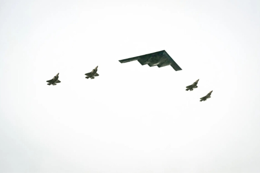 Un bombardero B-2 (C) y cuatro aviones de combate F-35 sobrevuelan mientras el presidente de los Estados Unidos, Donald Trump, saluda al presidente ruso, Vladimir Putin, en la pista de la Base Conjunta Elmendorf-Richardson en Anchorage, Alaska, el 15 de agosto de 2025. (Andrew Caballero-Reynolds/AFP a través de Getty Images).