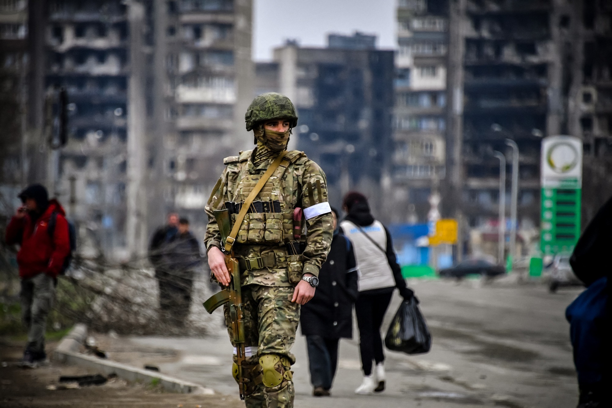 Un soldado ruso patrulla en una calle de Mariúpol, Ucrania, el 12 de abril de 2022, tras la invasión rusa de Ucrania. (Alexander Nemenov/AFP vía Getty Images).