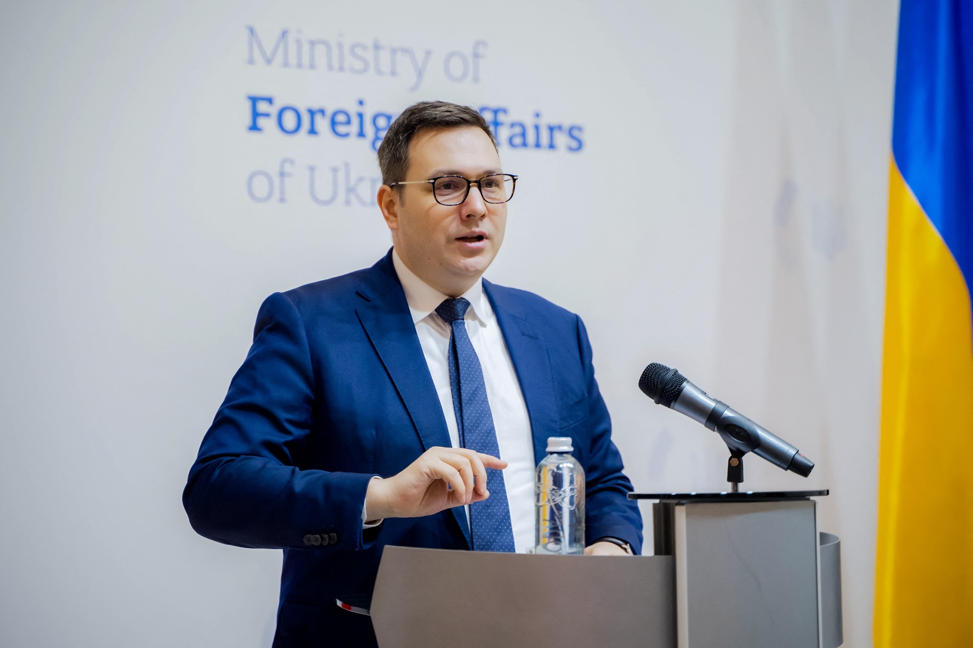 El ministro de Asuntos Exteriores checo, Jan Lipavsky, se dirige a los medios de comunicación durante una rueda de prensa conjunta en Kiev, Ucrania, el 22 de noviembre de 2024, en medio de la invasión rusa de Ucrania. (Tetiana Dzhafarova/AFP a través de Getty Images).