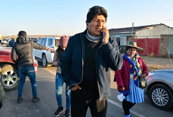 El expresidente boliviano Evo Morales habla por teléfono antes de participar en la llamada “Marcha para salvar Bolivia” contra su antiguo aliado, el líder de izquierda Luis Arce, en Ayo Ayo, Bolivia, el 21 de septiembre de 2024. (Aizar Raldes/AFP vía Getty Images)
