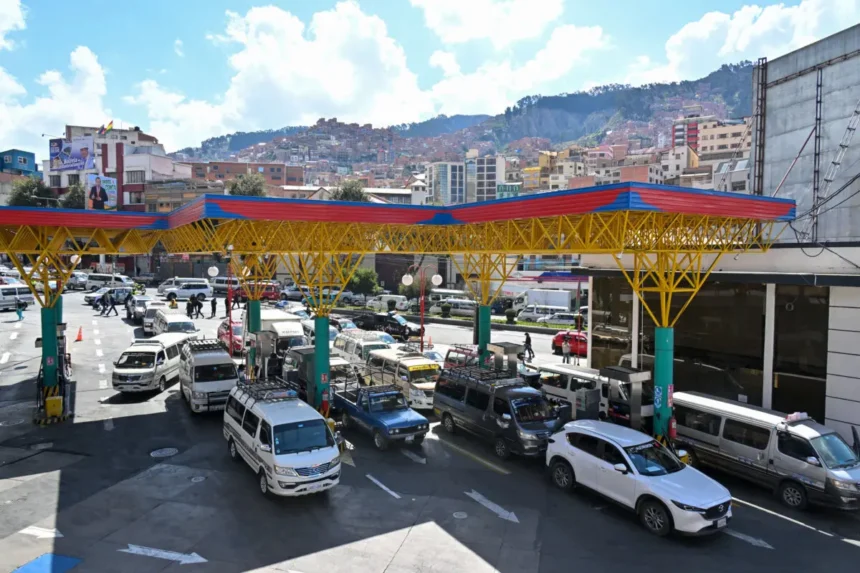 Vehículos hacen fila para cargar gasolina en una estación de servicio en El Alto, Bolivia, el 23 de mayo de 2025. (Aizar Raldes/AFP vía Getty Images)