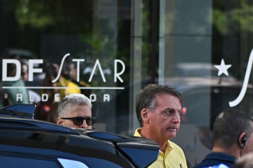 El expresidente de Brasil, Jair Bolsonaro, asiste al DF Star este sábado 16 de agosto 2025 en Brasilia, Brasil. (EFE/ Andre Borges)