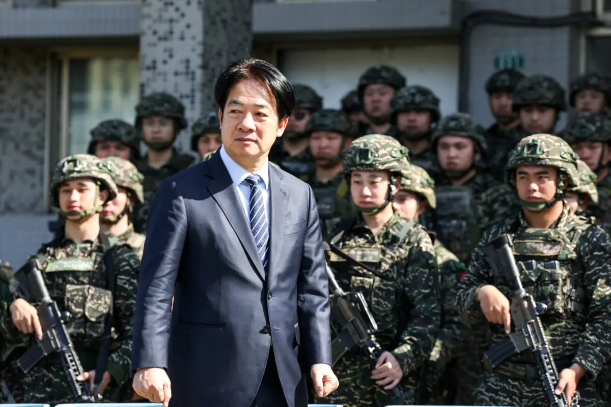 El presidente de Taiwán, Lai Ching-te, inspecciona las tropas que participan en el ejercicio de respuesta rápida durante una visita a la base aérea militar de Songshan, en Taipéi, el 21 de marzo de 2025. (I-Hwa Cheng/AFP a través de Getty Images)