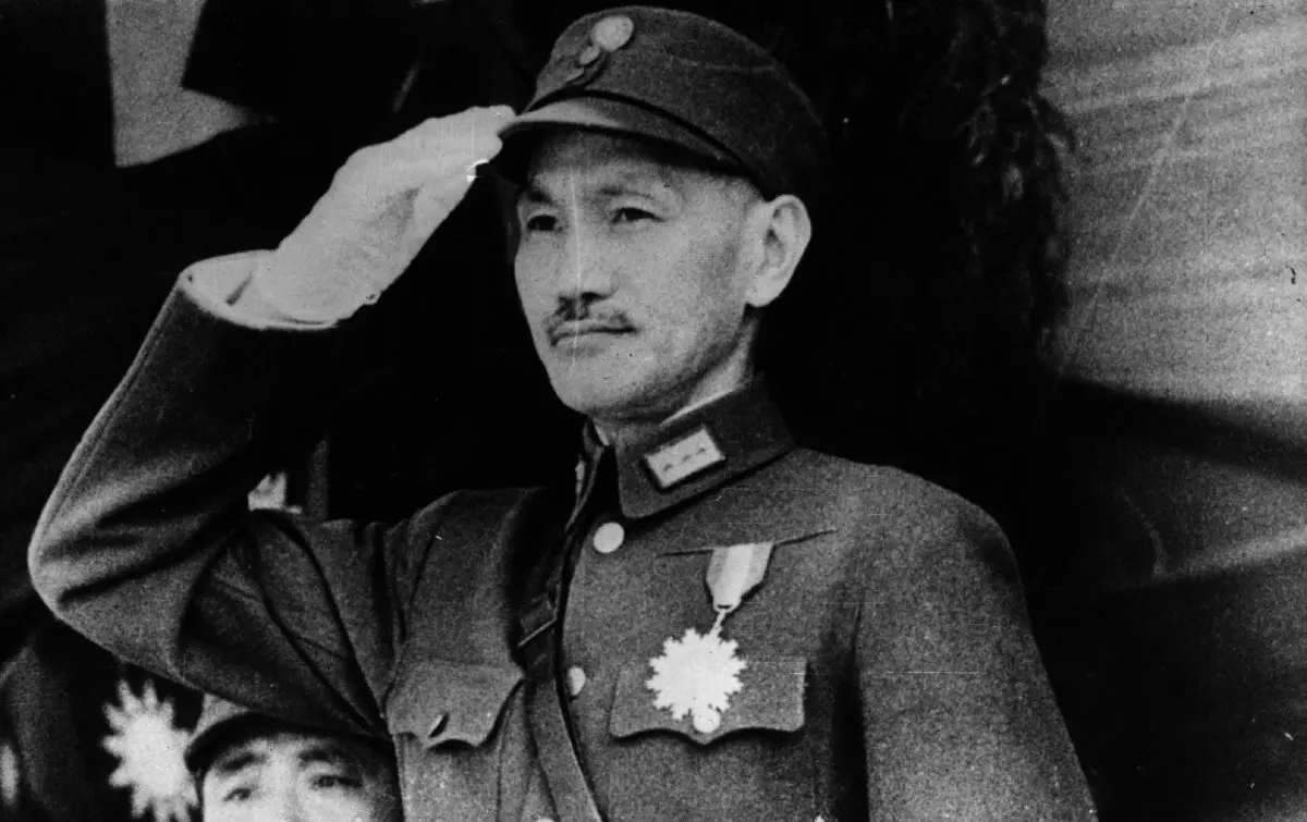 El estadista y nacionalista chino Chiang Kai-shek (1887-1975), presidente de China entre 1928 y 1931 y entre 1943 y 1949, hacia 1943. (Keystone/Getty Images)