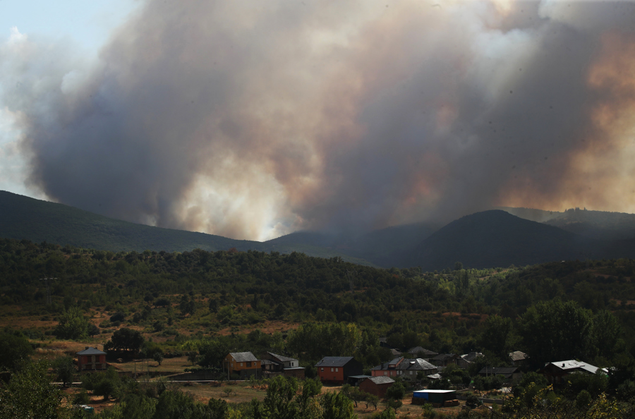 Vista del incendio forestal en Las Médulas el domingo 10 de agosto de 2025. El incendio declarado en Yeres obligó a desalojar a unos 700 vecinos de varios municipios del entorno del paraje natural de Las Médulas, Patrimonio de la Humanidad, y la Guardia Civil evacuó a 400 vecinos de Carucedo, 165 de Orellán, 100 de Las Médulas y 15 de Voces, la Policía Nacional a una veintena de Montes de Valdueza, Ponferrada. (EFE/ Ana F Barredo)