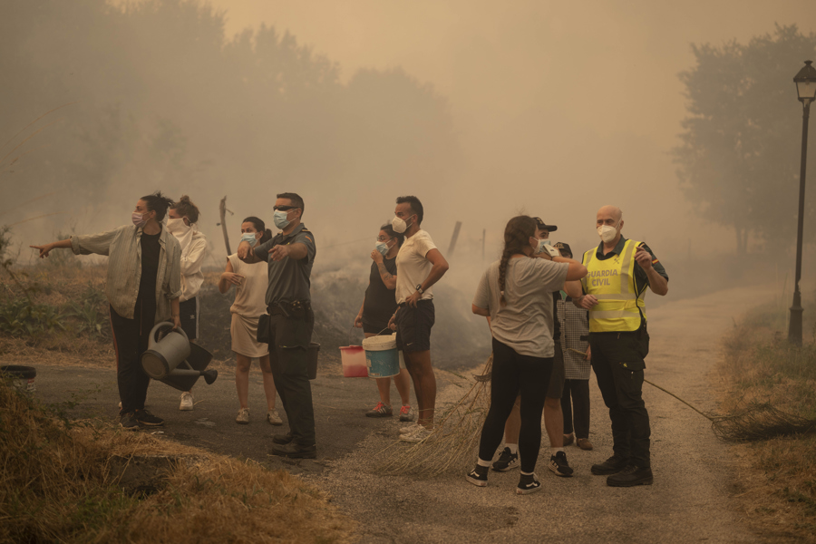 Vecinos en tareas para extinguir el incendio forestal de Carballeda de Avia (Ourense) el domingo 17 de agosto de 2025, entre la ola de incendios en el noroeste de España. (EFE/ Brais Lorenzo)