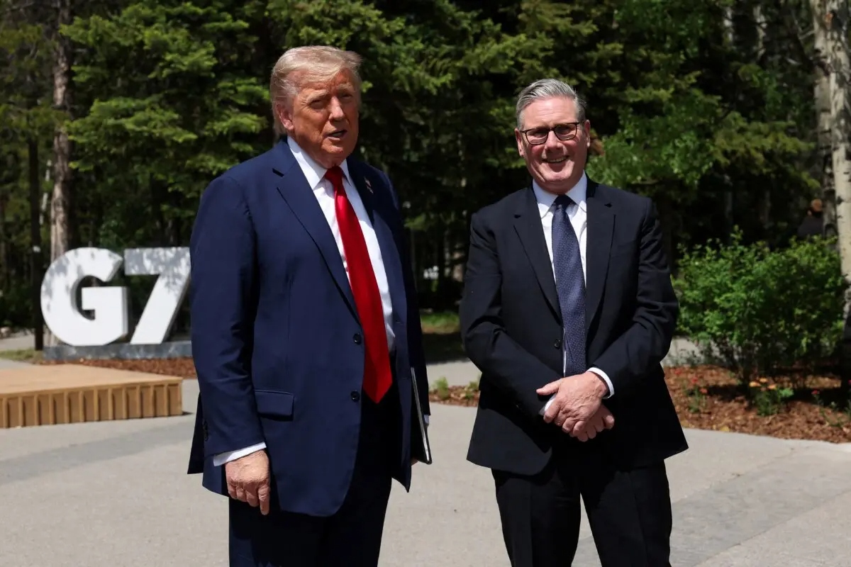 El presidente de Estados Unidos, Donald Trump (izquierda), y el primer ministro británico, Keir Starmer, hablan con los periodistas durante la cumbre del Grupo de los Siete (G7) en el Pomeroy Kananaskis Mountain Lodge, en Kananaskis, Alberta (Canadá), el 16 de junio de 2025. (Suzanne Plunkett/POOL/AFP)