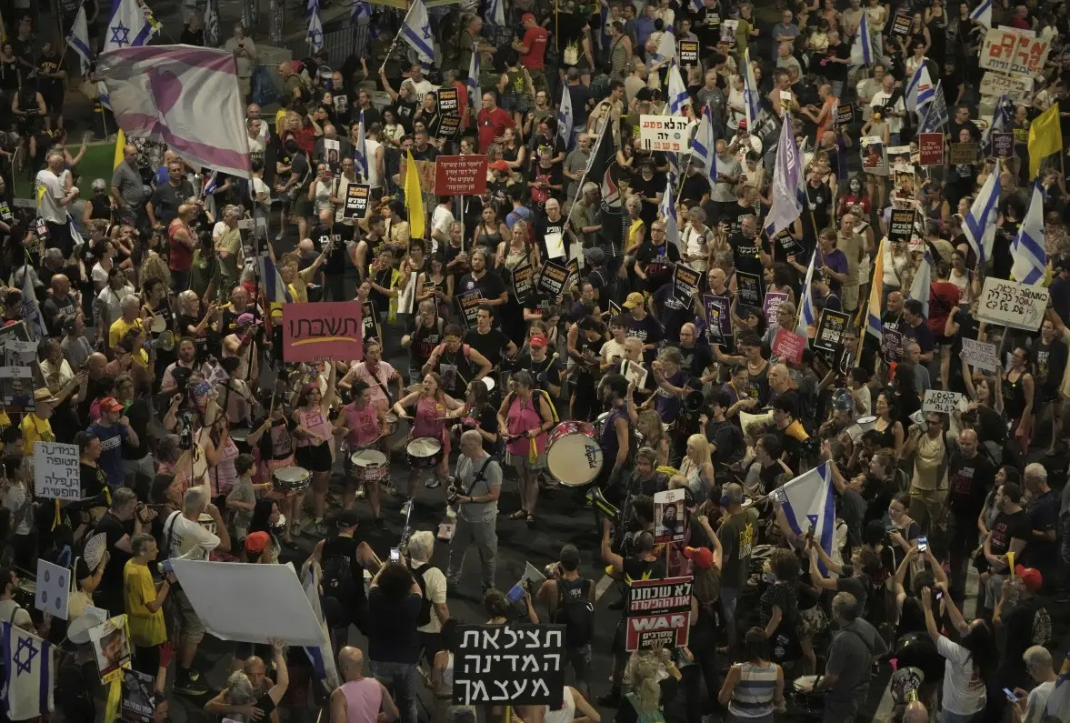 Personas participan en una protesta para exigir el fin de la guerra, la liberación inmediata de los rehenes retenidos por Hamás en la Franja de Gaza y contra el gobierno del primer ministro Benjamin Netanyahu en Tel Aviv, Israel, el 16 de agosto de 2025. (Mahmoud Illean/AP)