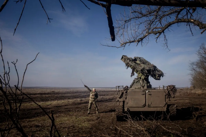 Una batería de misiles antiaéreos ucraniana se prepara para disparar contra un dron ruso que se aproxima cerca de Marinka, Ucrania, el 23 de febrero de 2024. (Chris McGrath/Getty Images)