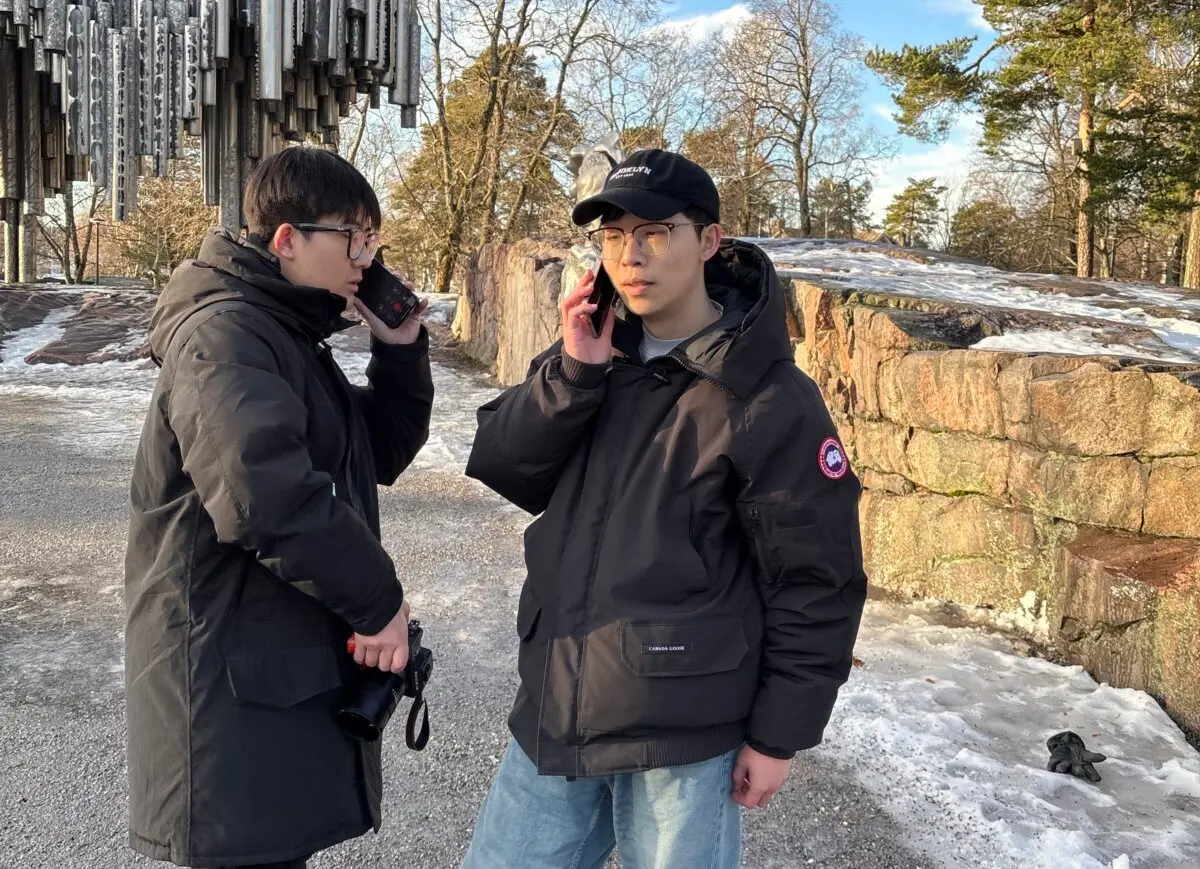 Dos hombres que insultaron a un practicante de Falun Gong e intentaron quitarle el teléfono en el parque Sibelius, en Helsinki, el 16 de enero de 2024. (Cortesía de los practicantes de Falun Gong de Helsinki.)