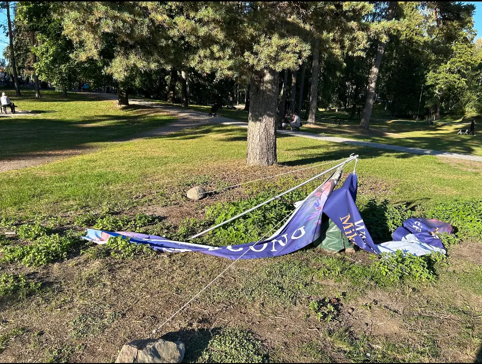Dos hombres chinos derribaron pancartas de Falun Gong en el parque Sibelius, en Helsinki, el 21 de septiembre de 2024. (Cortesía de los practicantes de Falun Gong de Helsinki).
