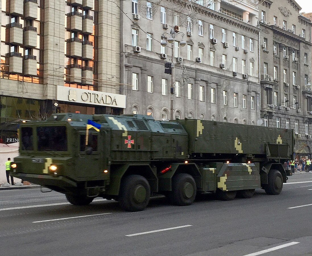 Un prototipo del sistema de misiles balísticos de corto alcance móvil Hrim-2/Sapsan durante los ensayos para el desfile del Día de la Independencia en Kiev, Ucrania, en 2018. (Sergienkod)