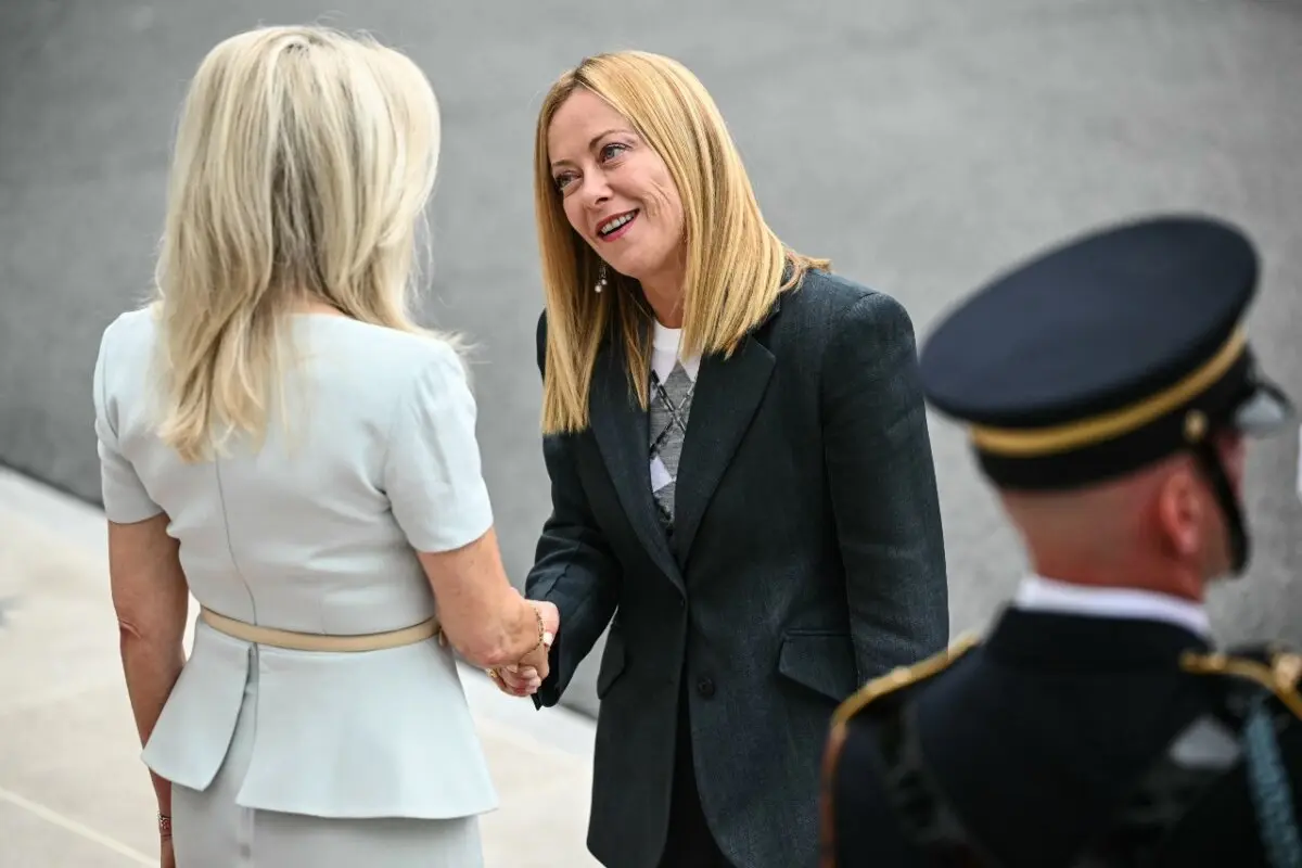 La primera ministra italiana, Giorgia Meloni, es recibida por la jefa de protocolo de Estados Unidos, Monica Crowley (izquierda), a su llegada al pórtico sur de la Casa Blanca en Washington, D.C., el 18 de agosto de 2025. (Mandel Ngan/AFP a través de Getty Images)