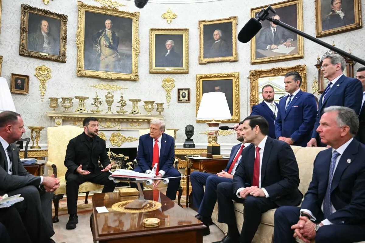 El presidente ucraniano, Volodímir Zelenski, y el presidente Donald Trump participan en una reunión en el Despacho Oval de la Casa Blanca el 18 de agosto de 2025. (Mandel Ngan/AFP a través de Getty Images)