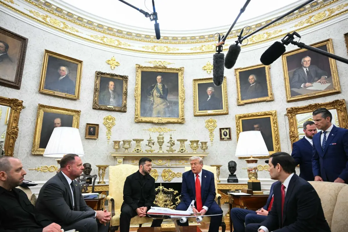 El presidente ucraniano Volodímir Zelenski y el presidente Donald Trump participan en una reunión en el Despacho Oval de la Casa Blanca el 18 de agosto de 2025. (Mandel Ngan/AFP a través de Getty Images)
