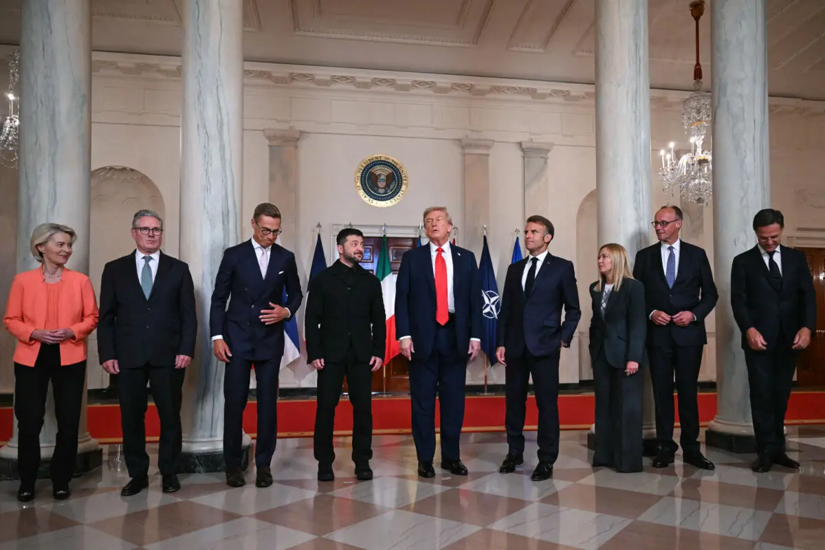 (I/D) La presidenta de la Comisión Europea, Ursula von der Leyen, el primer ministro británico, Keir Starmer, el presidente finlandés, Alexander Stubb, el presidente ucraniano, Volodímir Zelenski, el presidente estadounidense, Donald Trump, el presidente francés, Emmanuel Macron, la primera ministra italiana, Giorgia Meloni, el canciller alemán, Friedrich Merz, y el secretario general de la OTAN, Mark Rutte, posan para una foto de familia en el Salón Cruzado de la Casa Blanca en Washington, D.C., el 18 de agosto de 2025. (Andrew Caballero-Reynolds/AFP a través de Getty Images)