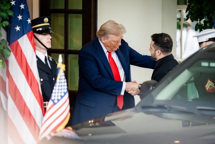 El presidente de Estados Unidos, Donald Trump, saluda al presidente ucraniano, Volodímir Zelenski, antes de una reunión con líderes europeos en la Casa Blanca, el 18 de agosto de 2025. La reunión siguió a las conversaciones mantenidas por Trump el 15 de agosto con el presidente ruso, Vladímir Putin, que sentaron las bases para una posible cumbre trilateral con Putin y Zelenski. (Madalina Kilroy/The Epoch Times)