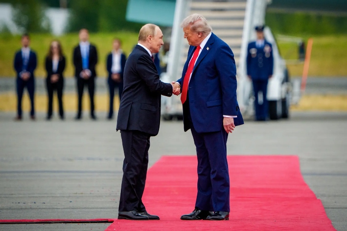El presidente de Estados Unidos, Donald Trump (derecha), saluda al presidente ruso, Vladímir Putin, a su llegada a la Base Conjunta Elmendorf-Richardson en Anchorage, Alaska, el 15 de agosto de 2025. Los dos líderes se reúnen para mantener conversaciones de paz destinadas a poner fin a la guerra entre Rusia y Ucrania. (Andrew Harnik/Getty Images)