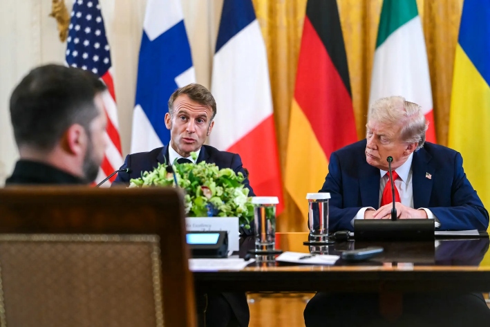 (De izquierda a derecha) El presidente ucraniano Volodímir Zelenski, el presidente francés Emmanuel Macron y el presidente estadounidense Donald Trump participan en una reunión con líderes europeos en la Casa Blanca, el 18 de agosto de 2025. (Andrew Caballero-Reynolds/AFP a través de Getty Images)