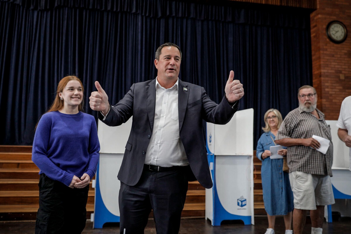 El líder de la Alianza Democrática (DA), John Steenhuisen (C), reacciona antes de emitir su voto en el colegio electoral Northwood School, en Durban Norte, Durban, el 29 de mayo de 2024. (Gianliugi Guercia/AFP a través de Getty Images).