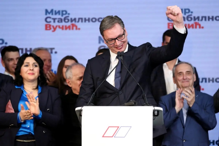 El presidente serbio y candidato a la presidencia, Aleksandar Vucic (C), reacciona tras los resultados de las elecciones presidenciales, en Belgrado, Serbia, el 3 de abril de 2022. (Antonio Bronic/Reuters)