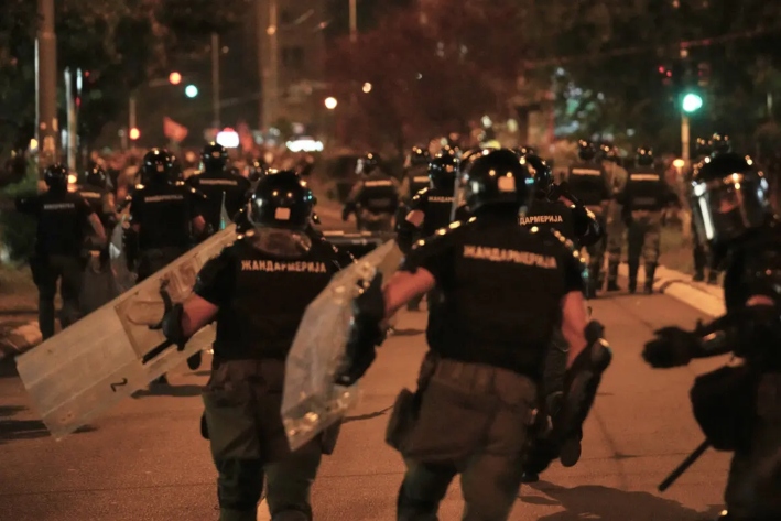 Agentes de la gendarmería serbia persiguen a manifestantes durante una protesta contra el Gobierno en Belgrado, Serbia, el 18 de agosto de 2025. (Darko Vojinovic/AP)
