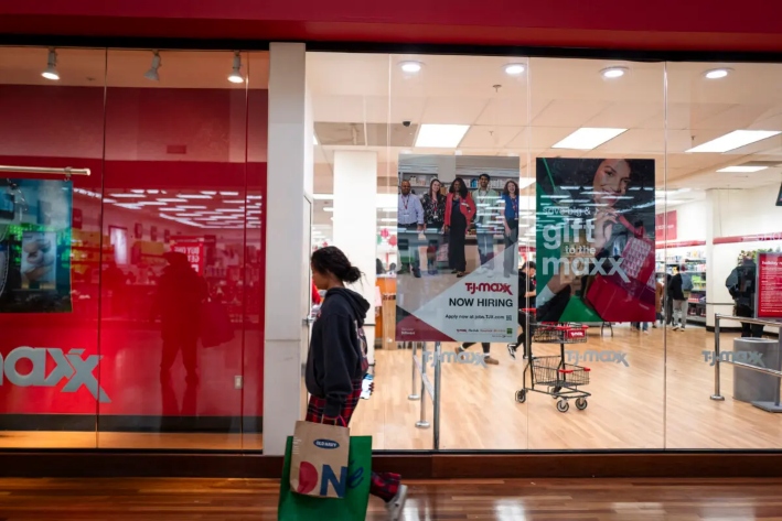 Cartel de “Se contrata” durante el Black Friday en un centro comercial de Hanover, Maryland, el 29 de noviembre de 2024. (Madalina Vasiliu/The Epoch Times)