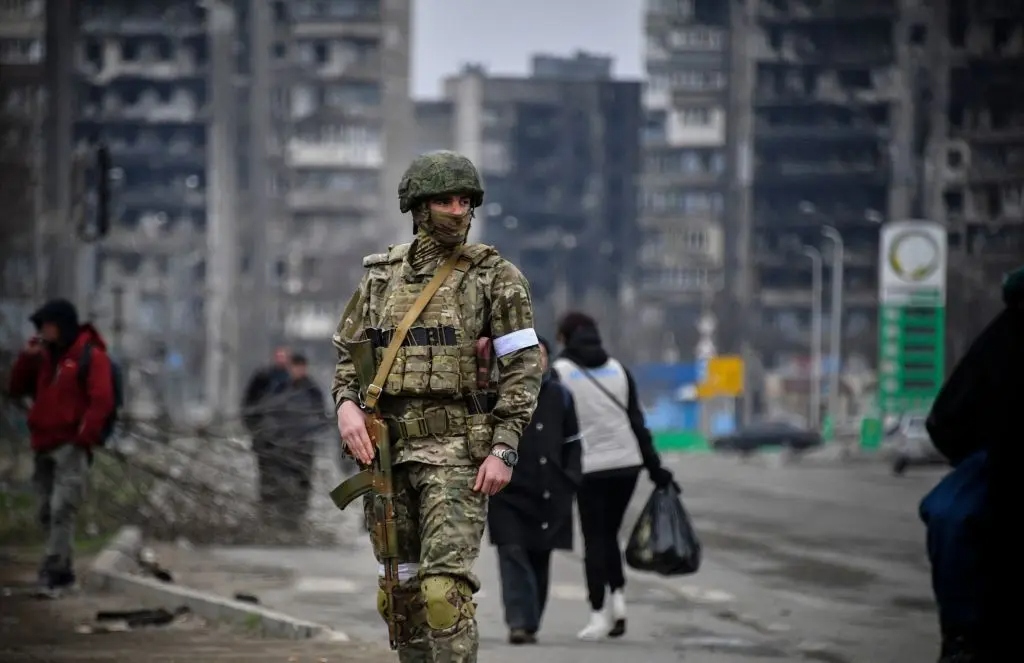 Un soldado ruso patrulla una calle de Mariúpol, Ucrania, el 12 de abril de 2022. (Alexander Nemenov/AFP a través de Getty Images)