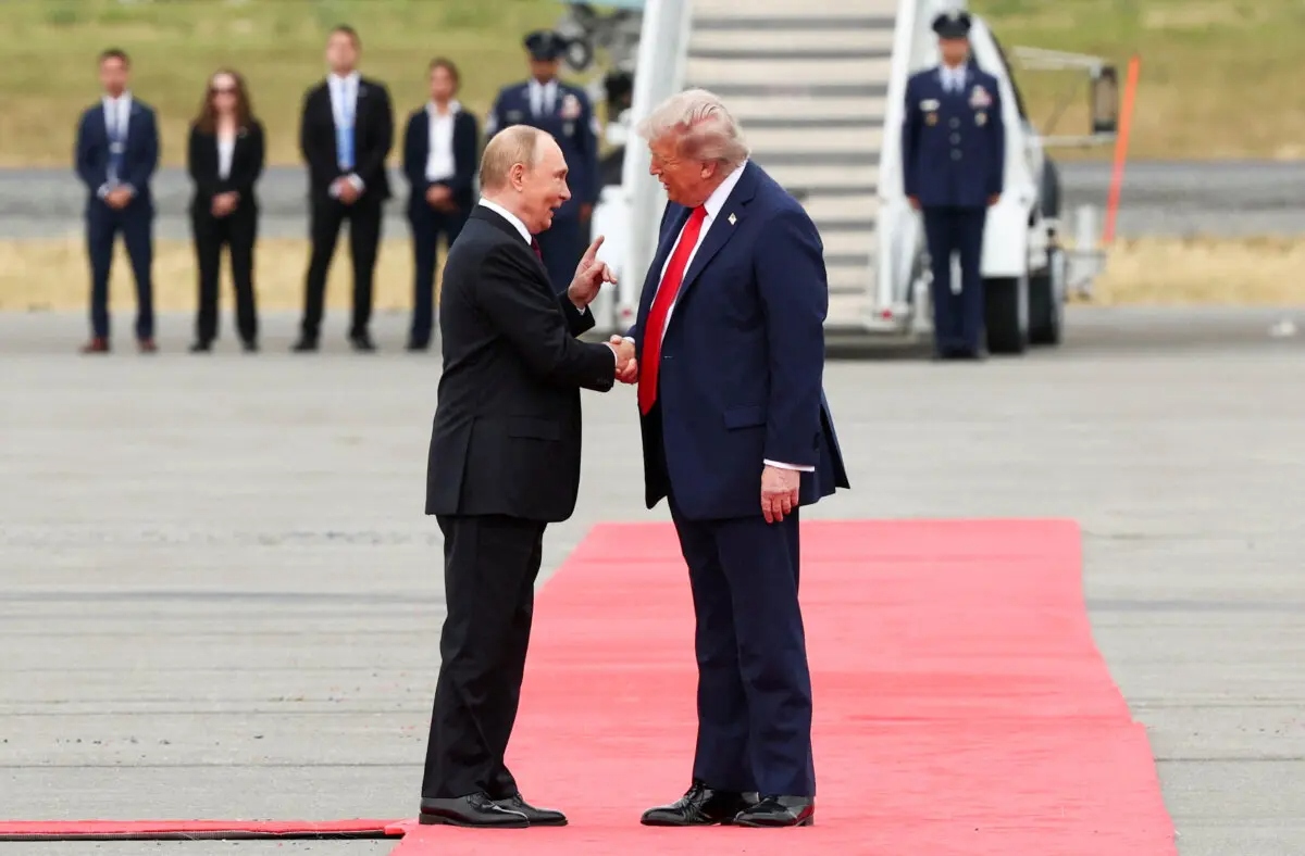 El presidente de Estados Unidos, Donald Trump, estrecha la mano del presidente ruso, Vladímir Putin, durante su reunión para negociar el fin de la guerra en Ucrania, en la Base Conjunta Elmendorf-Richardson, en Anchorage, Alaska, el 15 de agosto de 2025. (Reuters/Kevin Lamarque)
