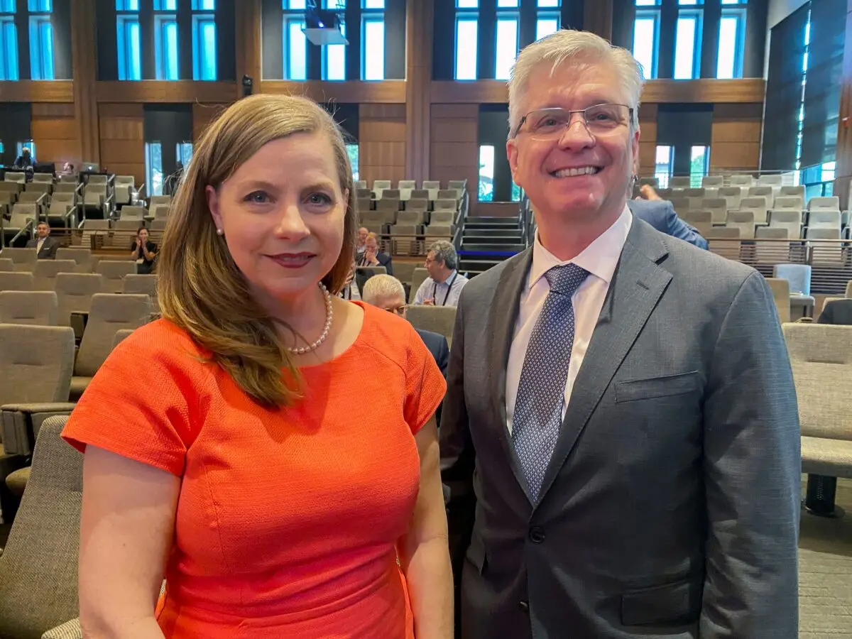 Los gobernadores de la Reserva Federal Michelle Bowman (izquierda) y Christopher Waller (derecha) en la Hoover Institution de la Universidad de Stanford, en Palo Alto, California, el 6 de mayo de 2022. (Ann Saphir/Reuters)