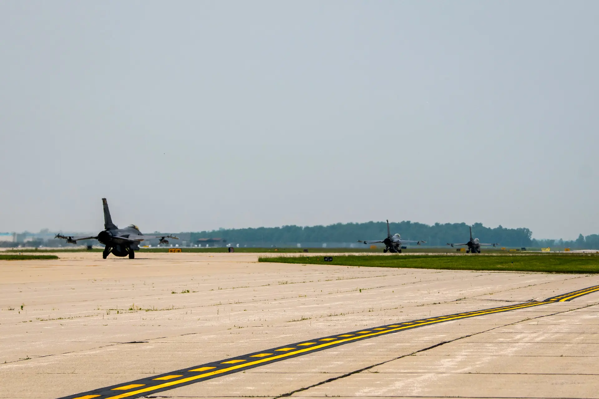F-16 Fighting Falcons de la Fuerza Aérea de Estados Unidos en la pista de aterrizaje del 122.º Ala de Caza en Fort Wayne, Indiana, el 7 de junio de 2025. Las compras chinas de grandes extensiones de tierras agrícolas estadounidenses, a menudo cerca de bases militares, están provocando una creciente oposición a nivel estatal y federal. (Sargento Halley Clark/Guardia Aérea Nacional de Estados Unidos).