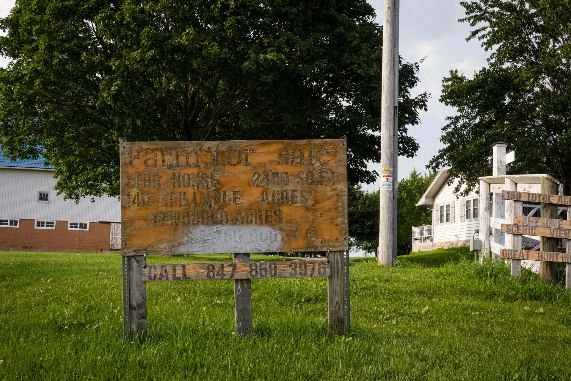 Un cartel descolorido con el letrero "Se vende granja" se encuentra frente a una granja cerca de Clinton, Wisconsin, el 9 de julio de 2025. Según un informe del Departamento de Agricultura de Estados Unidos, las entidades chinas poseían 277,336 acres de tierras agrícolas estadounidenses al 31 de diciembre de 2023. (Scott Olson/Getty Images).