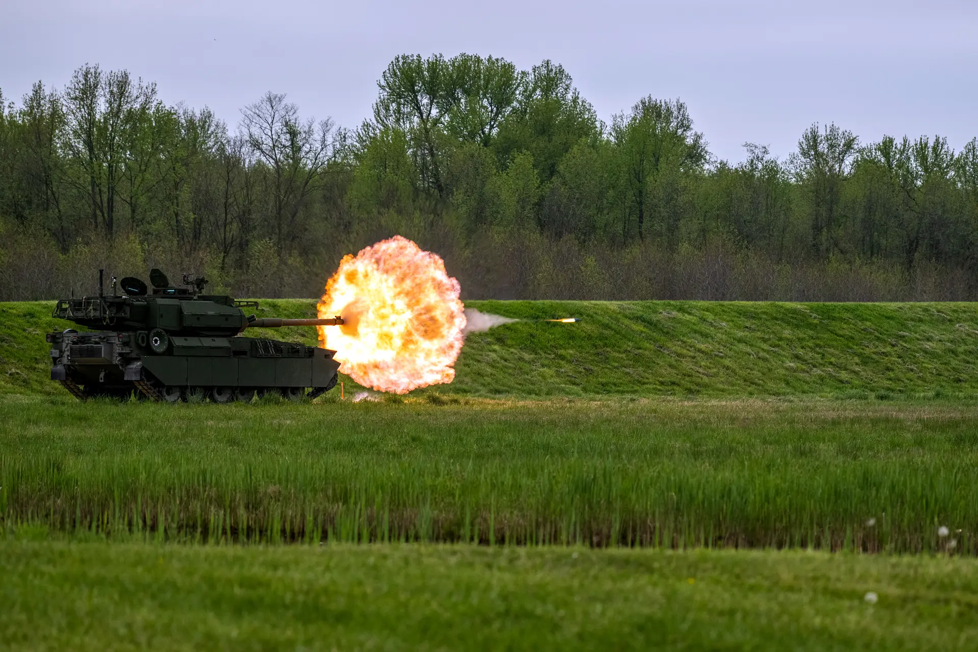 Un vehículo de combate M10 Booker se exhibe durante una ceremonia de inauguración en el campo de pruebas del Ejército de Estados Unidos en Aberdeen, Maryland, el 18 de abril de 2024. La filial china Chesapeake View compró 107 acres en el condado de Harford, donde también se encuentra el campo de pruebas. (Christopher Kaufmann/Ejército de Estados Unidos).