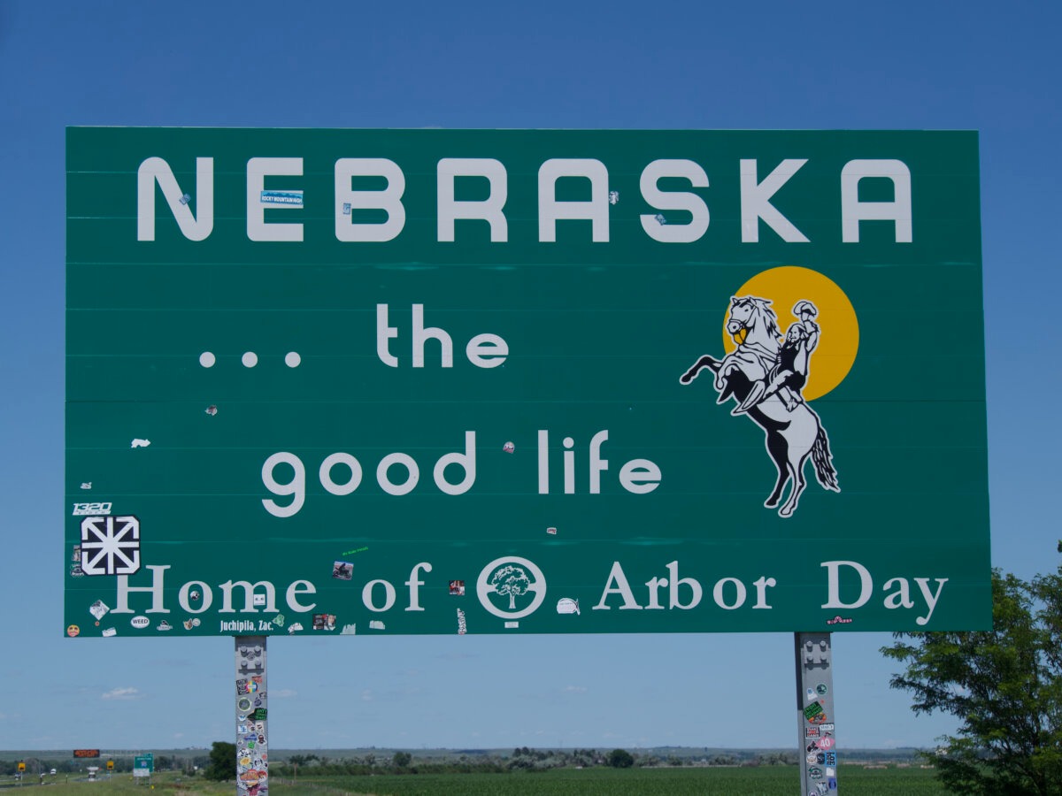 Un cartel en la I-80 da la bienvenida a los viajeros a Nebraska, tal y como se ve el 30 de junio de 2025. (Travis Gillmore/The Epoch Times).
