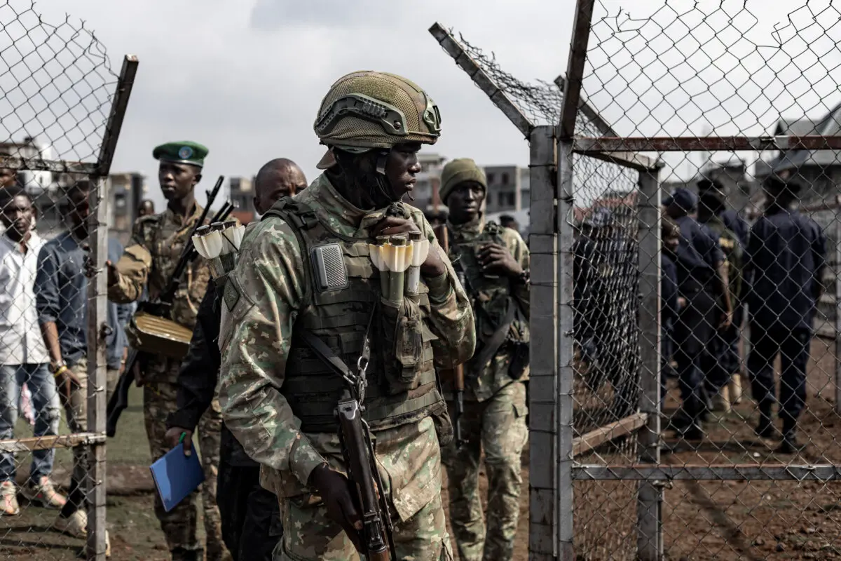 Un miembro del movimiento M23 observa durante el registro de civiles, agentes de policía y antiguos miembros de las Fuerzas Armadas de la República Democrática del Congo que, supuestamente, decidieron unirse voluntariamente al movimiento M23 en Goma, el 23 de febrero de 2025. (Michel Lunanga/AFP a través de Getty Images)