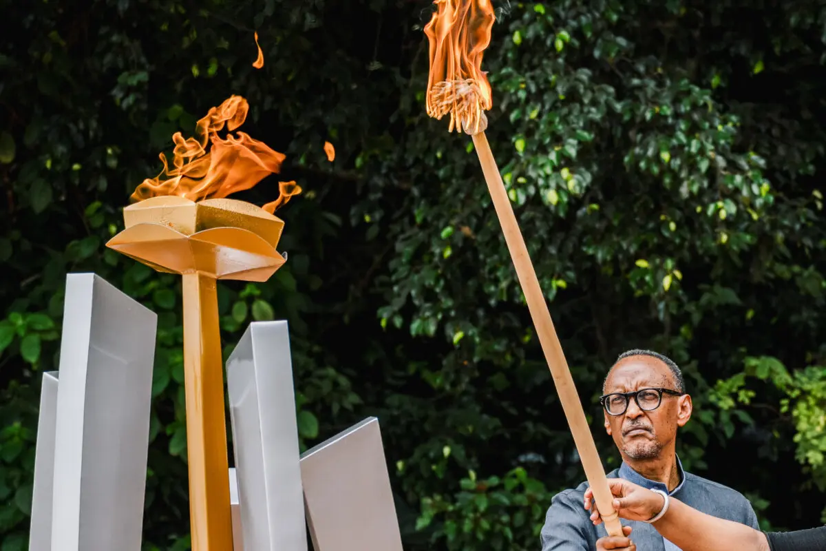 El presidente de Ruanda, Paul Kagame, enciende una llama en el memorial de Gisozi durante la conmemoración del 31.º aniversario del genocidio tutsi, en Kigali (Ruanda), el 7 de abril de 2025. (Hugh Kinsella Cunningham/Getty Images)