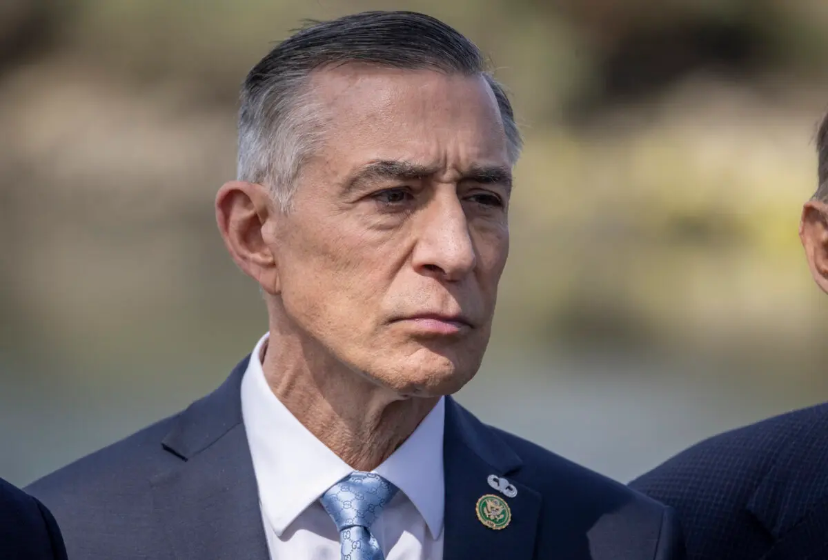 El representante Darrell Issa habla en San Diego, California, el 22 de abril de 2025. (John Fredricks/The Epoch Times)