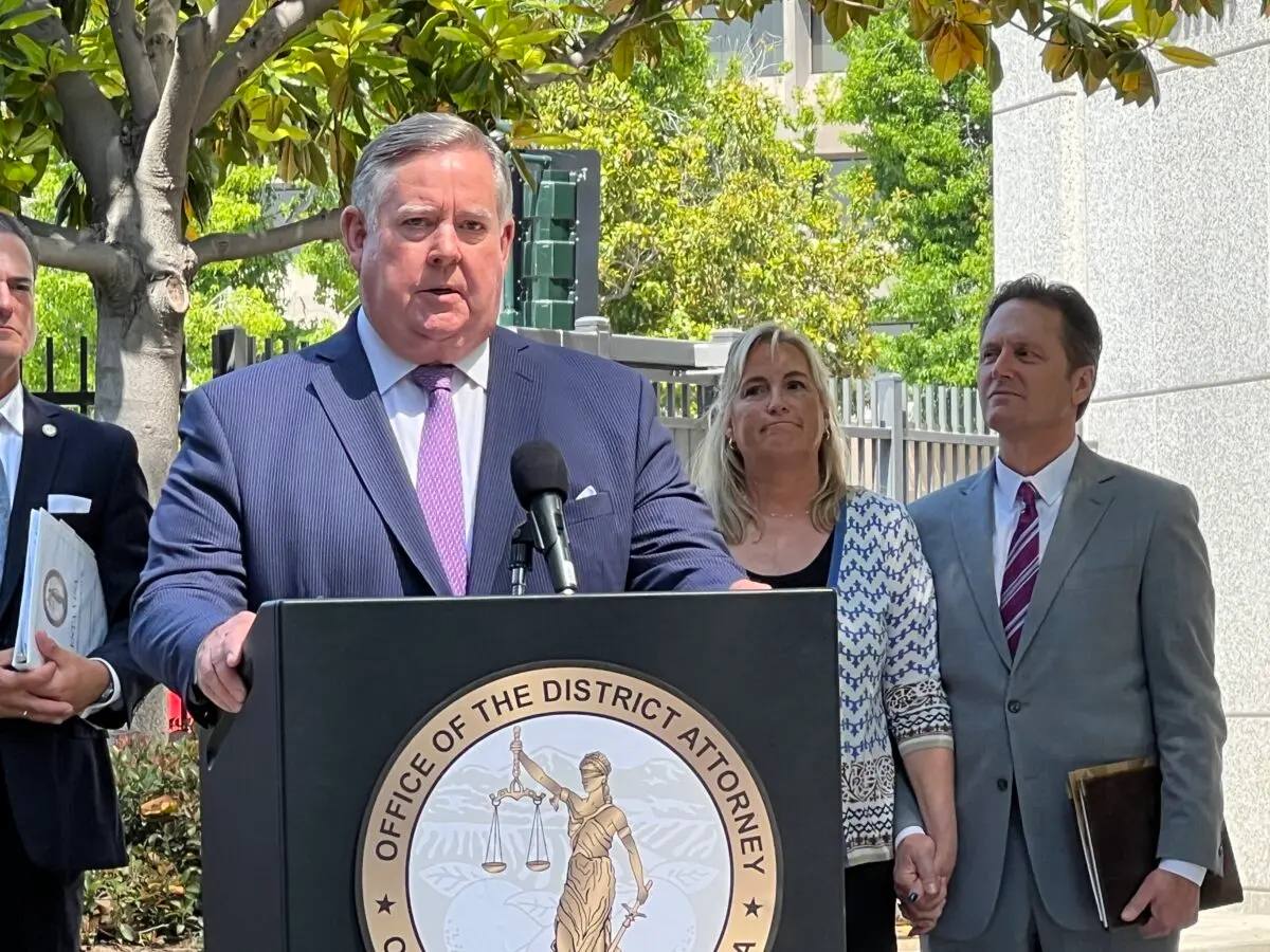 El representante Ken Calvert habla en una rueda de prensa en Santa Ana, California, el 16 de junio de 2023. (Brad Jones/The Epoch Times)