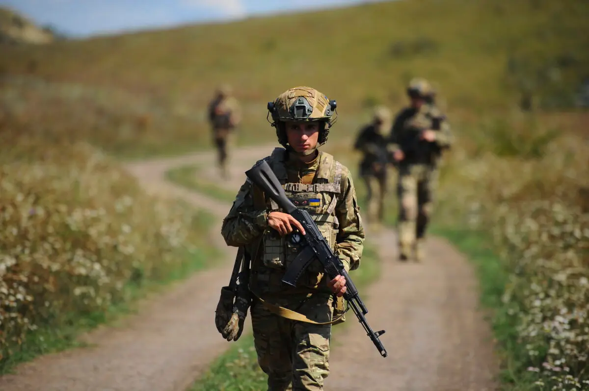 Jóvenes soldados practican habilidades militares en un campo de entrenamiento cerca de Járkov, Ucrania, el 19 de agosto de 2025. (Anatolii Lysianskyi/127.ª Brigada Independiente de Ucrania/vía AP)