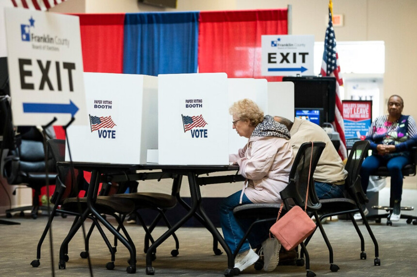 Los votantes utilizan una "cabina electoral con papel opcional" para emitir su voto anticipado antes de las primarias del 3 de mayo en la Junta Electoral del Condado de Franklin, el 26 de abril de 2022, en Columbus, Ohio. (Drew Angerer/Getty Images).