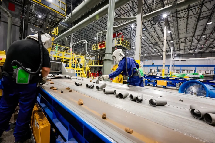 Trabajadores producen accesorios de hierro fundido en la fundición de Charlotte Pipe en Carolina del Norte. La empresa se ha enfrentado a la competencia de una oleada de importaciones de tubos chinos desde 2001, importados directamente o a través de terceros países, lo que ha perjudicado a los fabricantes estadounidenses. (Cortesía de Charlotte Pipe and Foundry Company)