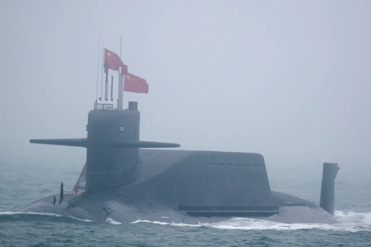 Un nuevo submarino nuclear tipo 094A de clase Jin, el Long March 10 de la Armada del Ejército Popular de Liberación de China, participa en un desfile naval para conmemorar el 70.º aniversario de la fundación de la Armada en el mar cerca de Qingdao, en la provincia oriental de Shandong, China, el 23 de abril de 2019. (Mark Schiefelbein/AFP vía Getty Images).