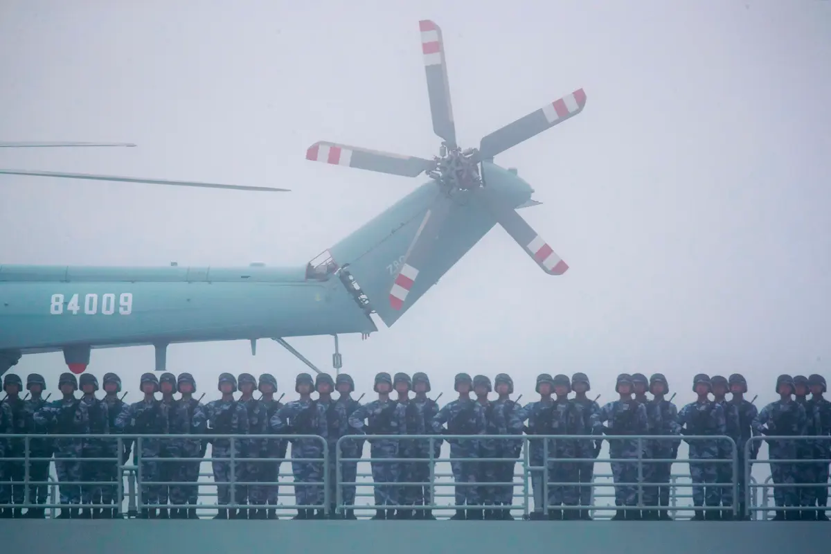 Soldados chinos en la cubierta del muelle de transporte Yimen Shan, en el mar cerca de Qingdao, provincia de Shandong, China, el 23 de abril de 2019. (Mark Schiefelbein/AFP/Getty Images).