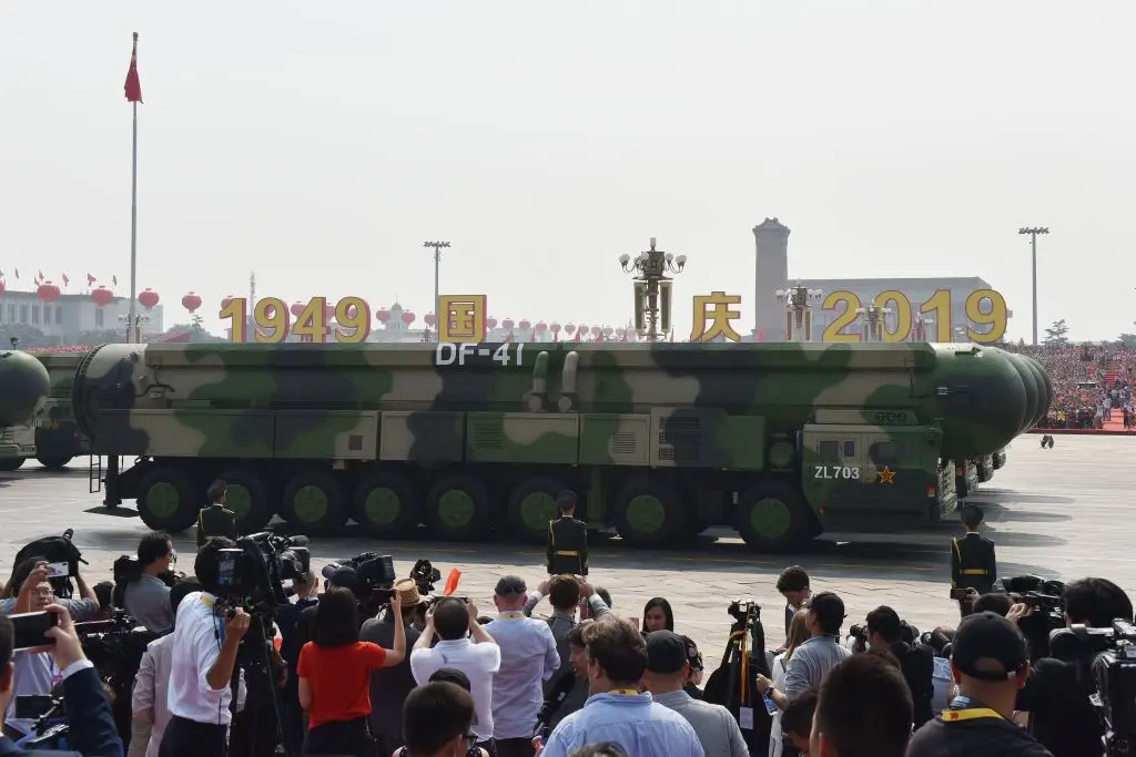 Vehículos militares transportan misiles balísticos intercontinentales DF-41 con capacidad nuclear de China en un desfile militar en la Plaza de Tiananmén para conmemorar el 70.º aniversario de la fundación de la China comunista, en Beijing, el 1 de octubre de 2019. (Greg Baker/AFP vía Getty Images)