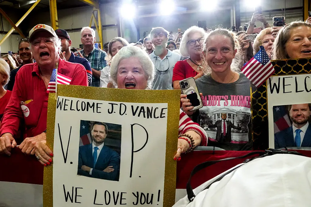 Los partidarios vitorean mientras asisten a un acto organizado por el vicepresidente JD Vance en Peachtree City, Georgia, el 21 de agosto de 2025. Vance habló de las ventajas del Gran y Hermoso Proyecto de Ley de Trump. (Megan Varner/Getty Images)